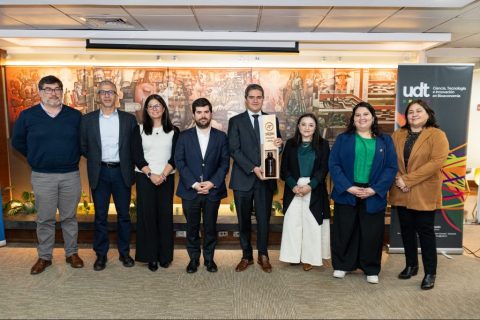 Hito nacional: UdeC entregó a subsecretario de Energía el primer litro de combustible de aviación hecho con plásticos reciclados